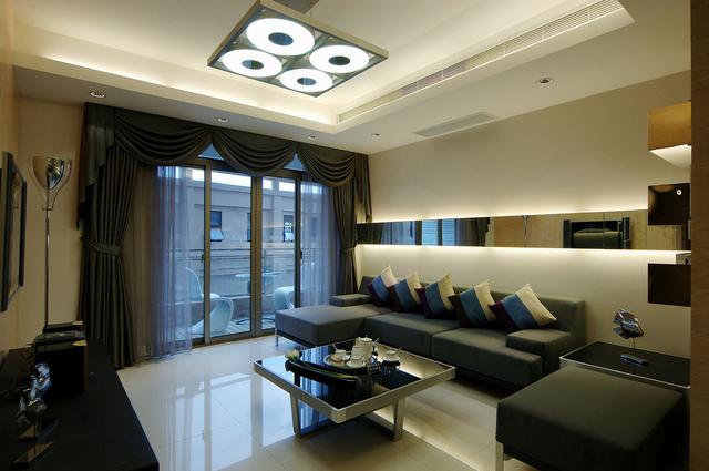 后现代主义设计  强调与空间的联系  使用非传统的色彩