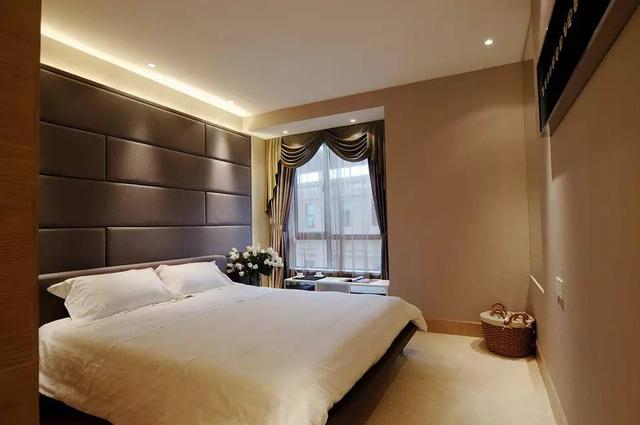 后现代主义设计  强调与空间的联系  使用非传统的色彩