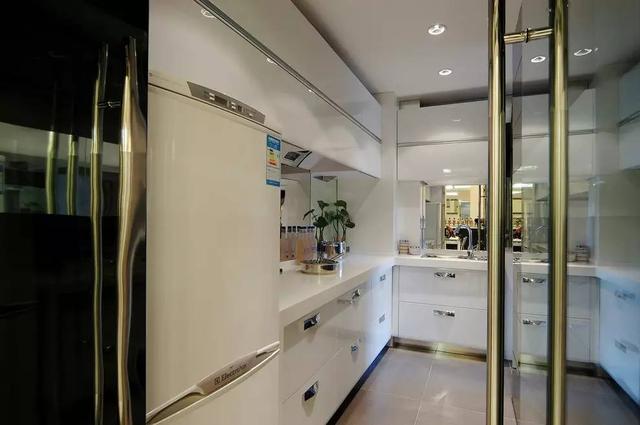 后现代主义设计  强调与空间的联系  使用非传统的色彩