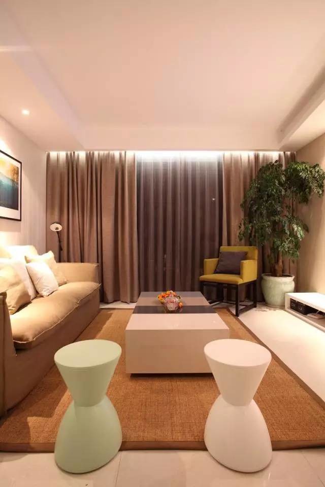 以黑白灰为主色调加上特别的几何感设计 时尚感!