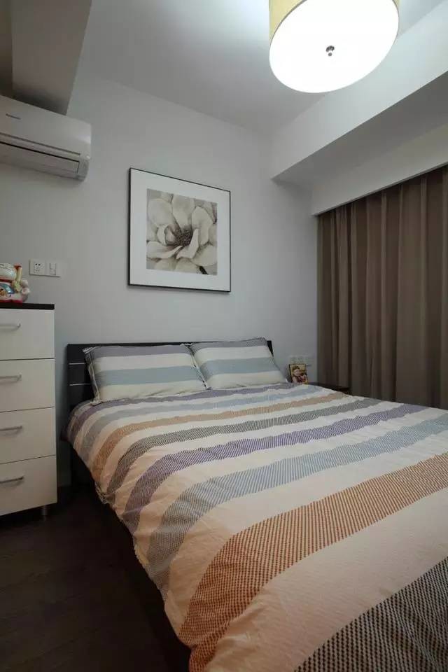 以黑白灰为主色调加上特别的几何感设计 时尚感!